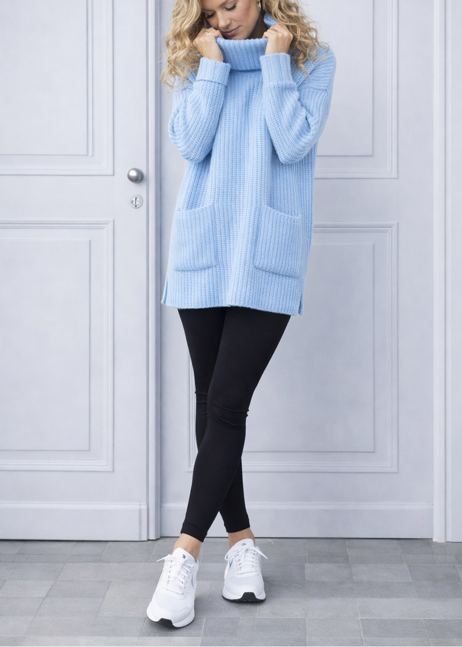 Kiss and hug light blue