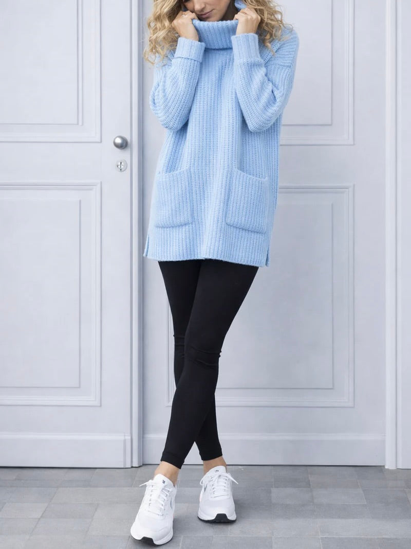 Kiss_and_hug_light_blue