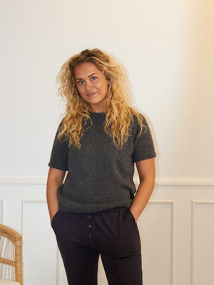 Comfy Copenhagen ApS Nice And Soft Short Sleve Knit Dark Grey