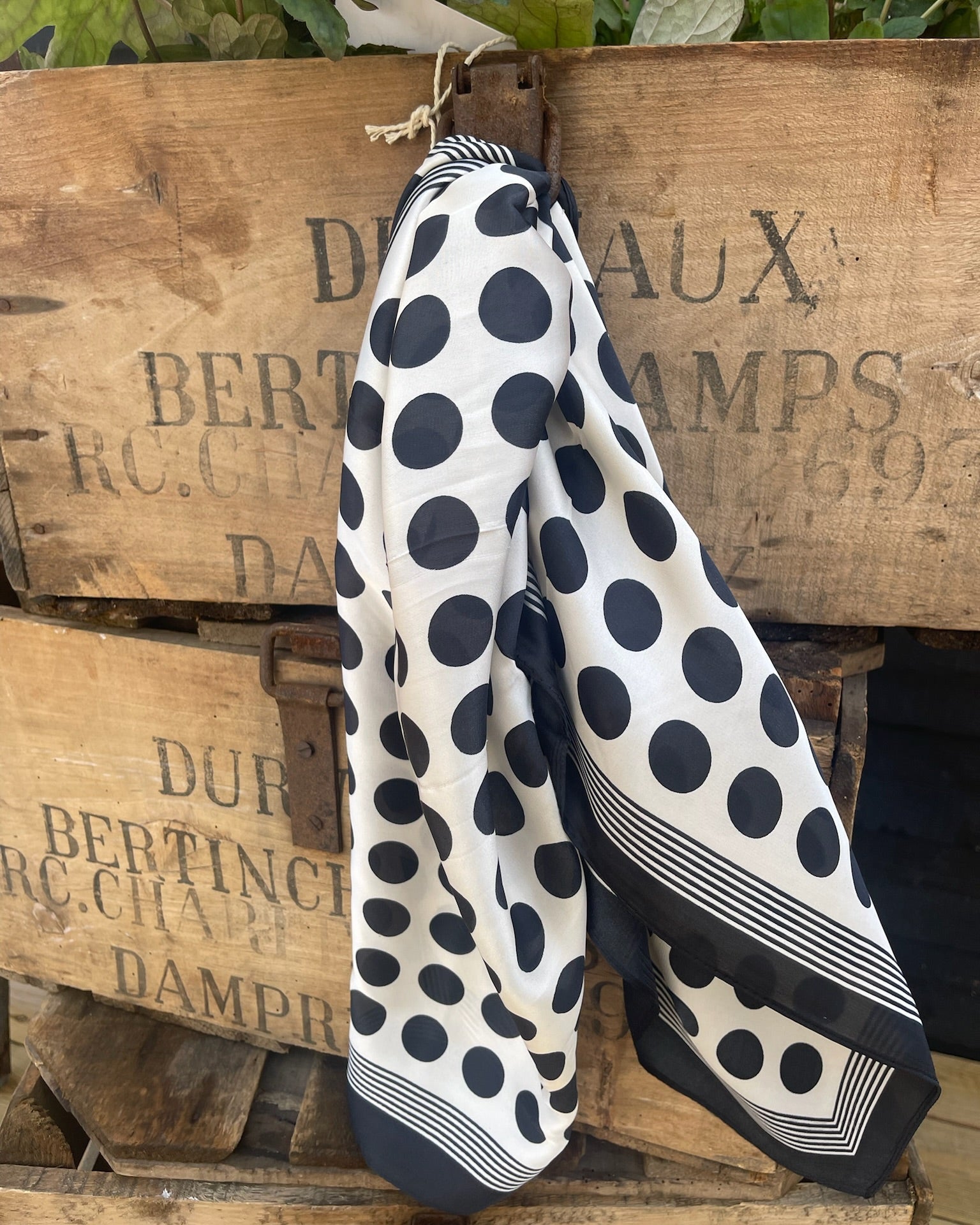 Tørklæde - White/Black Big Dot